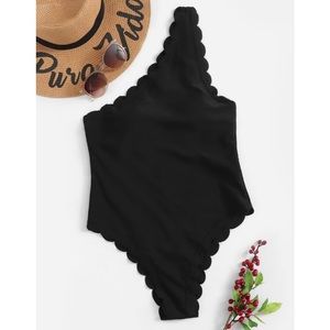 Scalloped one shoulder bathingsuit